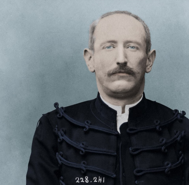 Alphonse Bertillon, &quot;Portait d'Alfred Dreyfus pris après sa dégradation&quot; (photo colorisée), 5 janvier 1895  Photographie, 14,4 x 14,1 cm, Aix-en-Provence-Archives nationales d’outre-mer
