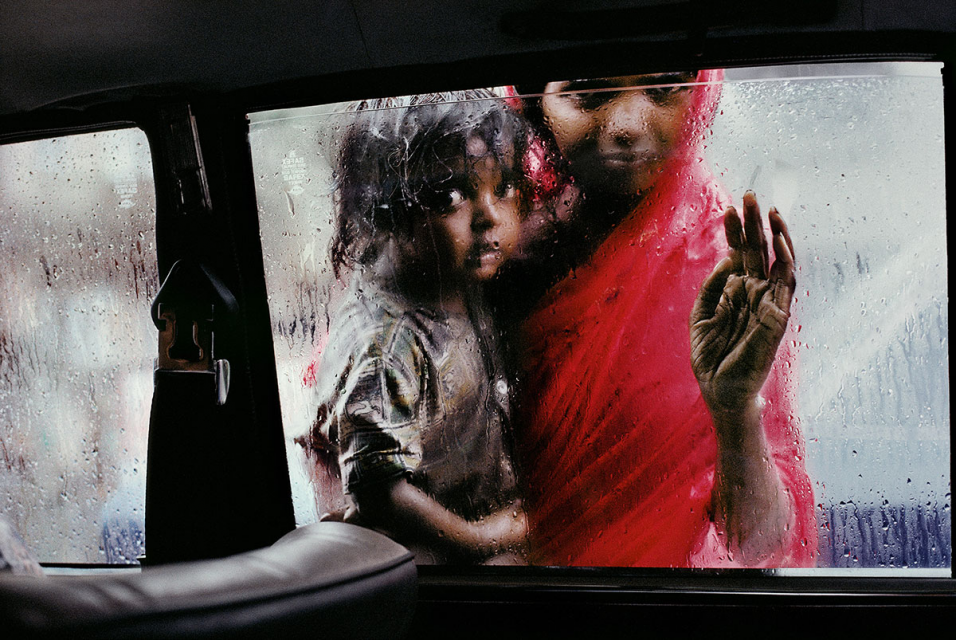 Steve McCurry, Mother and child looking in through a taxi window, Bombay, India, 1993, Fujiflex Crystal Archive Supergloss Digital C-Print, 40 x 60 inches/101.6 x 152.4 cm © Steve McCurry