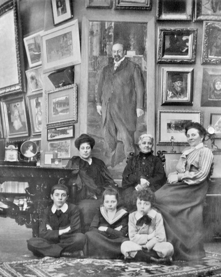 Photo credit: Widow Margarita Kirillovna Morozov with her children “, Anonymous photographer, [end 1903-beginning 1904], Collection N. Semenova.