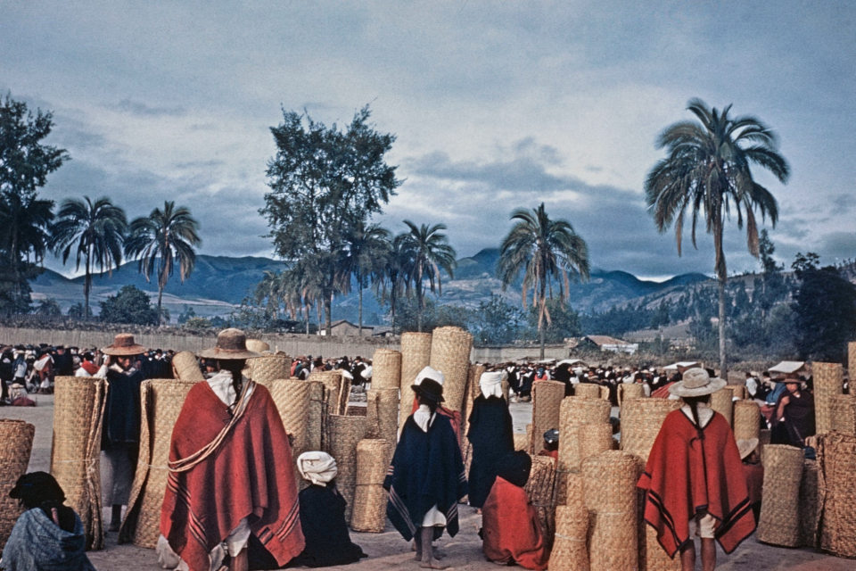 Marché d’Otavalo, Equateur, around 1944 Gisèle Freund ©RMN – Grand Palais/ Gisèle Freund/IMEC - Press office – Maison de l’Amérique latine