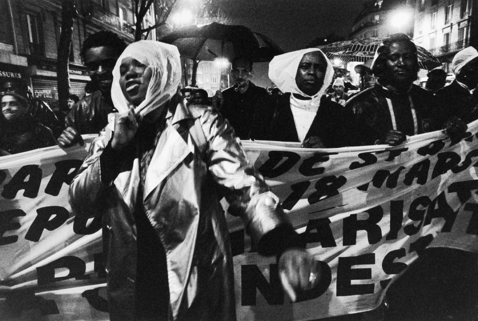 Diane Grimonet, 1999, Les Sans Papiers (titre de la série), Manifestation de collectifs de Sans-Papiers pour l'anniversaire de l'occupation de l'église Saint Bernard. Collection du Musée national de l’histoire de l’immigration, Inv. 2020.16.5 © EPPPD-MNHI