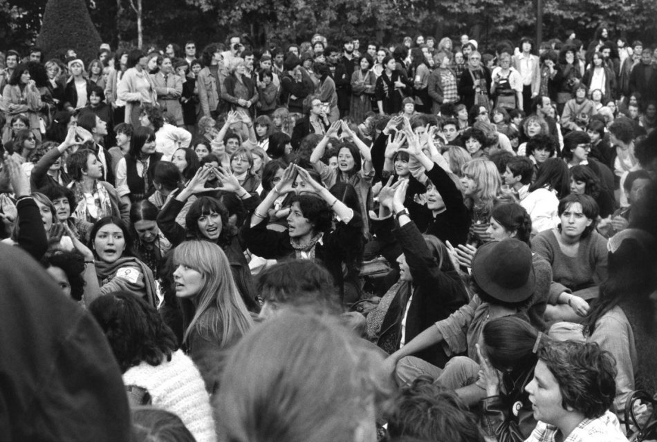 Pierre Michaud, 6 oct 1979 Marche des femmes, Groupe de femmes assises faisant le signe « féministe », 1979 © Pierre Michaud / Gamma Rapho