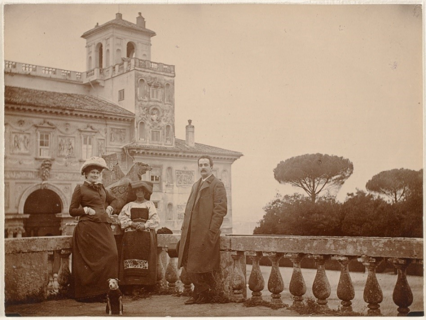 Gabrielle Hébert (1853, Dresde-1934, La Tronche), Éléonore d’Uckermann, le modèle Natalina, le prince Abamelek-Lazarev et le chien Farfalette sur la terrasse du bosco, 5 janvier 1891, Aristotype à la gélatine, 8 × 10,8 cm Paris, musée national Ernest Hébert