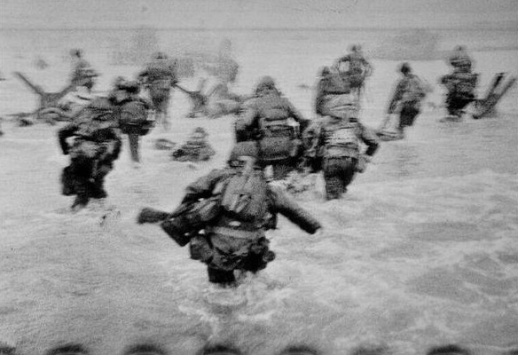 Les troupes américaines prennent d’assaut la plage d’Omaha Beach lors du Débarquement, Normandie, France, 6 juin 1944. Crédit : Robert Capa/International Center of Photography/Magnum Photos