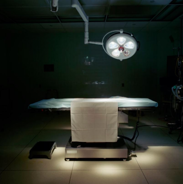 Lucinda Devlin: Operating Room #8, Forrest General Hospital, Hattiesburg, Mississippi, 1998, from the series &quot;Corporal Arenas&quot;, © Lucinda Devlin, Courtesy Galerie m, Bochum