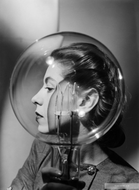 Lee Miller, "Model with Lightbulb", Studio Vogue, Londres, 1943. Lee Miller Archives © Lee Miller Archives, England 2025. All rights reserved