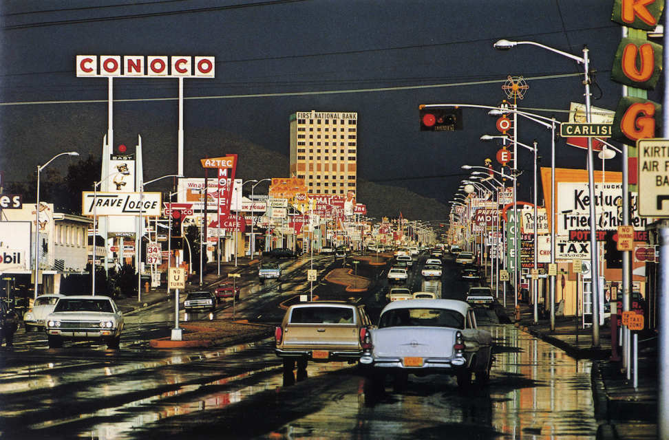 Ernst Haas Route 66, Albuquerque, Nouveau-Mexique 1969 - Courtesy of the artist &  Atlas Gallery