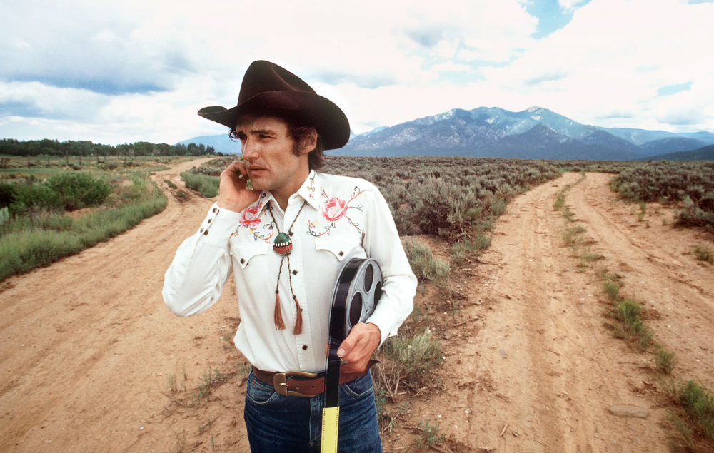Dennis Hopper in Taos, New Mexico, 1970 © Douglas Kirkland, courtesy of Fahey/Klein Gallery, Los Angeles.