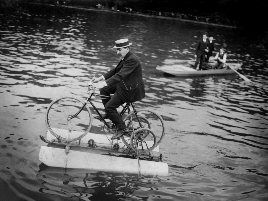 © Maurice-Louis Branger / &quot;L’amphibocycle, bicyclette amphibie sur la Seine&quot;. Asnières, 1909 / Roger-Viollet