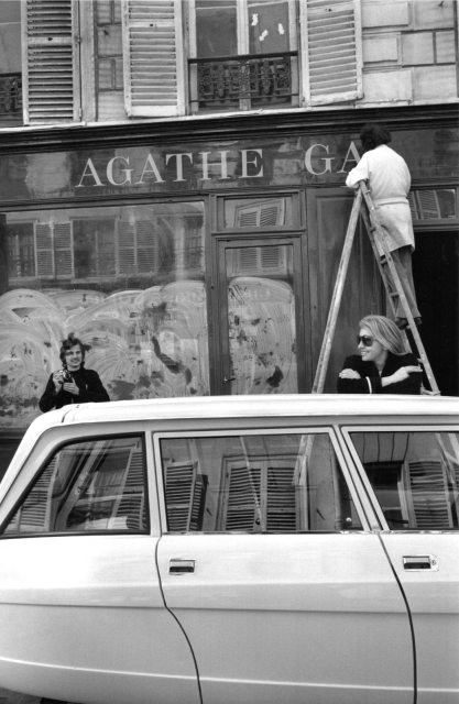 Jean-Philippe Charbonnier, Agathe Gaillard in front of the gallery facade before its opening, 1975 - Courtesy of the artist and La Galerie Rouge.