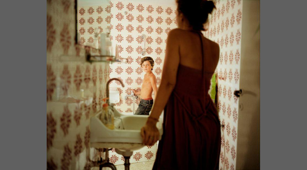 Ed Alcock, Mère et fils (II) Grèce, 2009. Série Hobbledehoy © Ed Alcock / MYOP