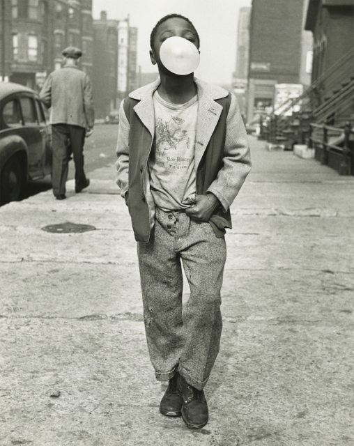 Marvin E. Newman  Boy Blowing Bubble Gum, Chicago, 1951 Tirage gélatino argentique, tirage moderne Dimensions du tirage : 25,5 x 20,3 cm Signé et daté "1951" au crayon, et tampon du photographe et d'exposition au verso du tirage