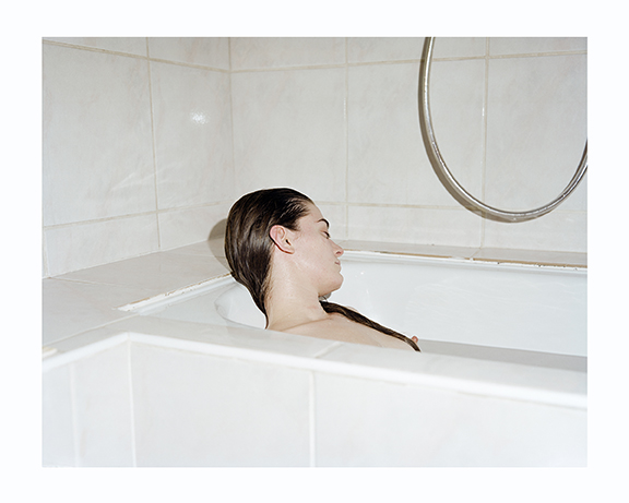 Deanna Tub II, 2015 © Deanna Pizzitelli / Courtesy Stephen Bulger Gallery