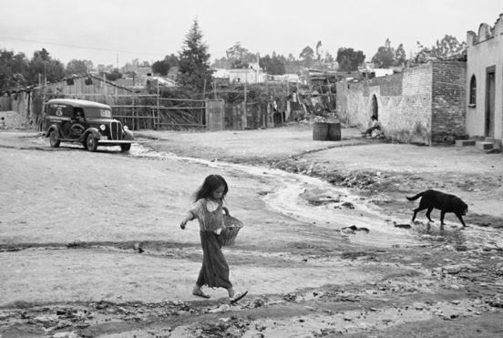 Helen Levitt, Tacubaya, Mexico City, 1941 © Film Documents LLC, courtesy Galerie Thomas Zander, Cologne