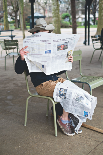 Paulien Oltheten, Reading the news, c-print,. Paris 2016