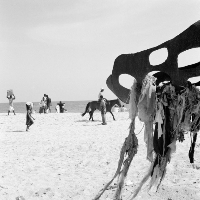 Akinbode Akinbiyi Bar Beach, Victoria Island, Lagos, from the series Sea Never Dry. 1999. Courtesy of the Artist © Akinbode Akinbiyi