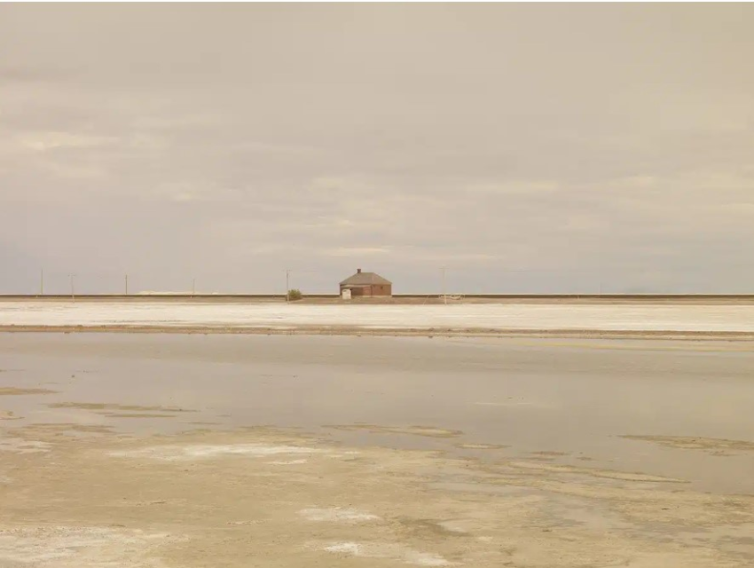 José Guerrero. &quot;Hwy-80 (House near Wendover), UT&quot;, 2011. From the series «After the Rainbow». Colecciones Fundación MAPFRE © José Guerrero, VEGAP, Madrid, 2025