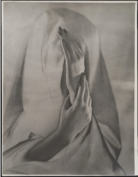 Erwin Blumenfeld, Hands, Paris, 1937 - Courtesy of the artist and GALERIE SOPHIE SCHEIDECKER.