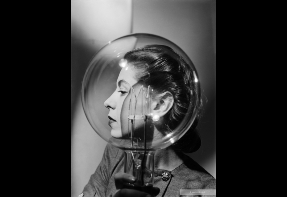 Lee Miller, Model with Lightbulb, Vogue studio, London Circa 1943 - Courtesy of the artist and Musée d’Art Moderne de Paris.