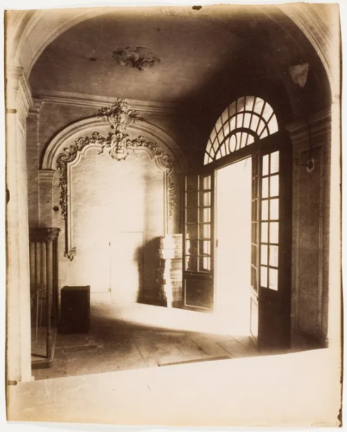 Eugène Atget, "Hôtel du Marquis de Lagrange, 4 et 6 Rue de Braque", 1901 (printed 1901-27). International Center of Photography, Gift of Caryl and Israel Englander, 2008 (2008.111.20)