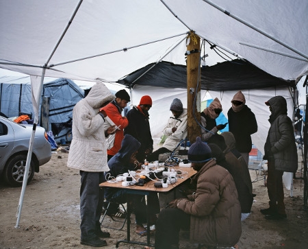 Bruno Serralongue, « Station de recharge des téléphones, ‹ bidonville d'État › pour migrants, Calais, 3 novembre 2015 » © Air de Paris, Paris